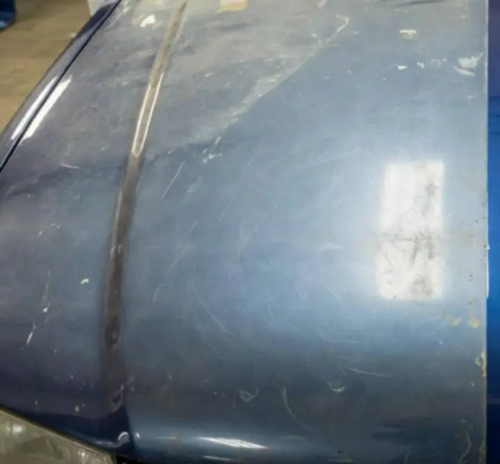 Autó fényezésének látványos előtte-utána állapota polírozás után