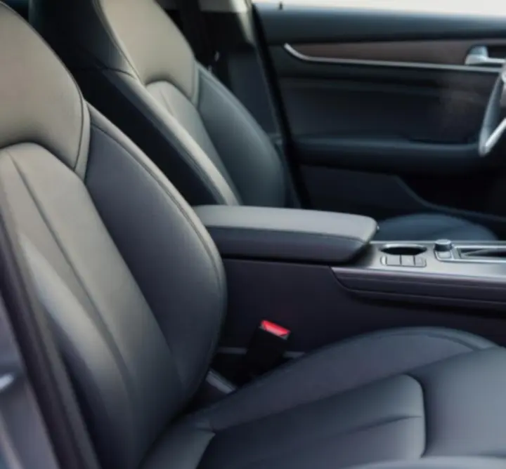 Autó belső frissítése és illatosítása a Shine Car Studio műhelyében.