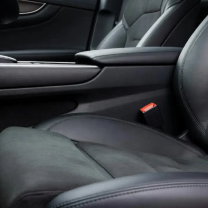 Közeli kép az autó belső mélytisztításáról, tiszta felületekkel és részletgazdag kidolgozással.