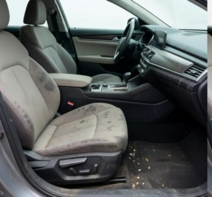 Autó belső takarítás előtt és után – látványos interiortisztítás eredménye a Shine Car Studio-ban.