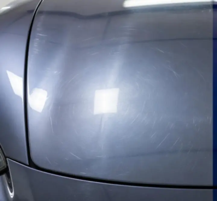 Autó fényezése polírozás előtt és után, jól látható különbséggel a fényességben és a karcok mennyiségében.